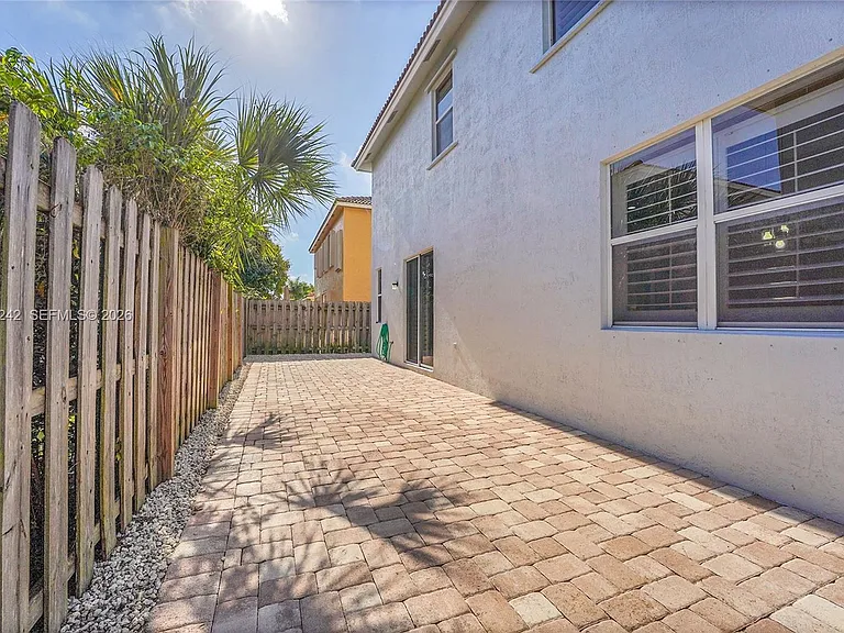 1905 Capeside Cir — Photo 24