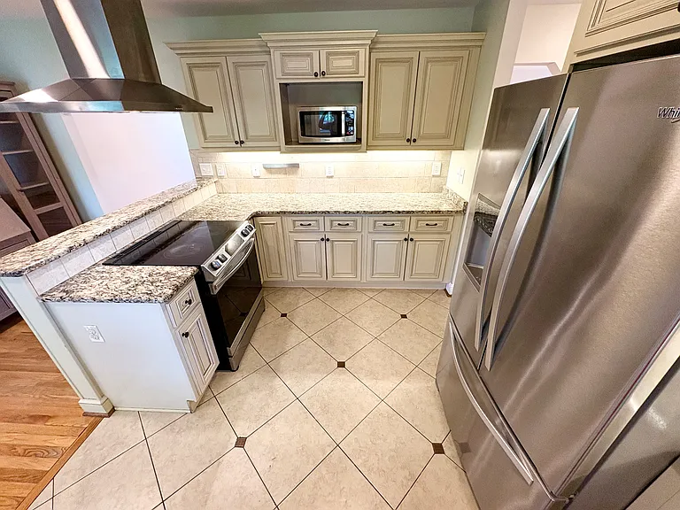 1233 Plymouth Ave — Photo 12