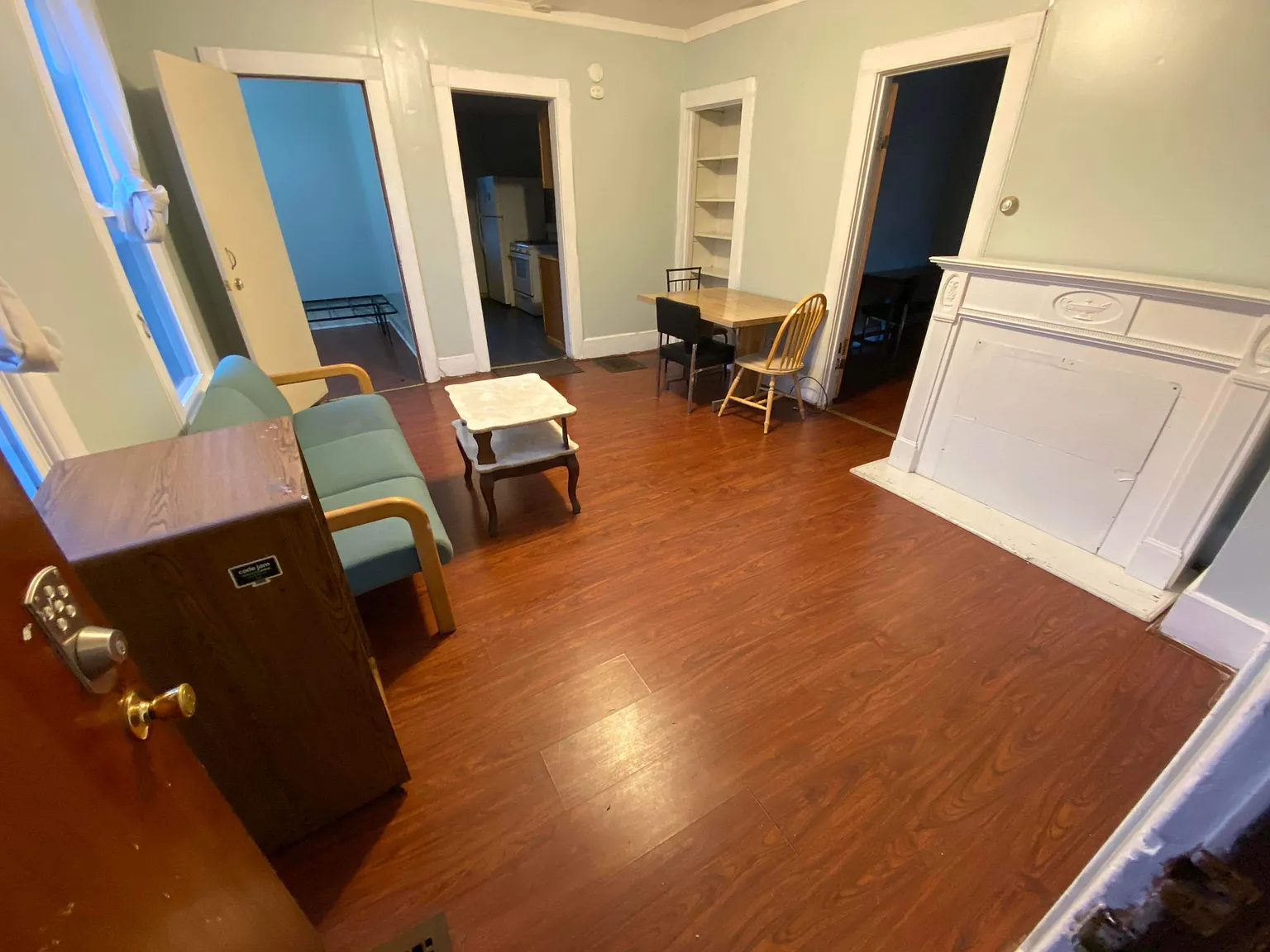 3 bed, 1000 sqft, $1,300 — Photo 2