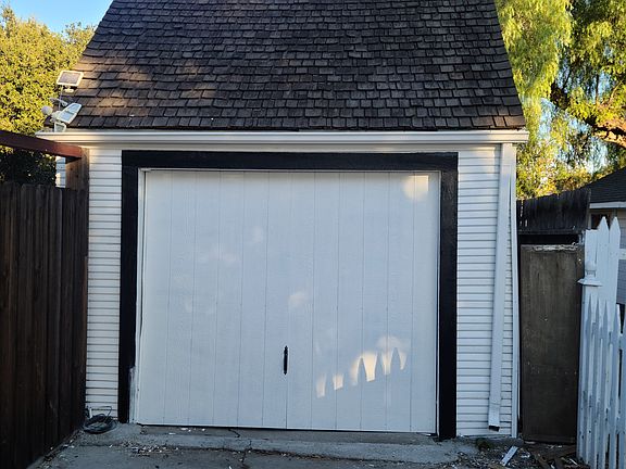 Detached single garage.