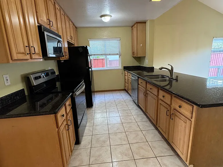 3380 Alder Ave — Photo 5