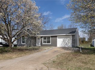 471 Village Ln, Springdale, AR 72764