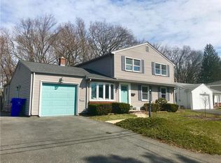116 Crest Dr, Pawtucket, RI 02861