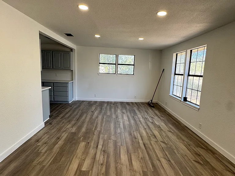 909 N Avenue B — Photo 10