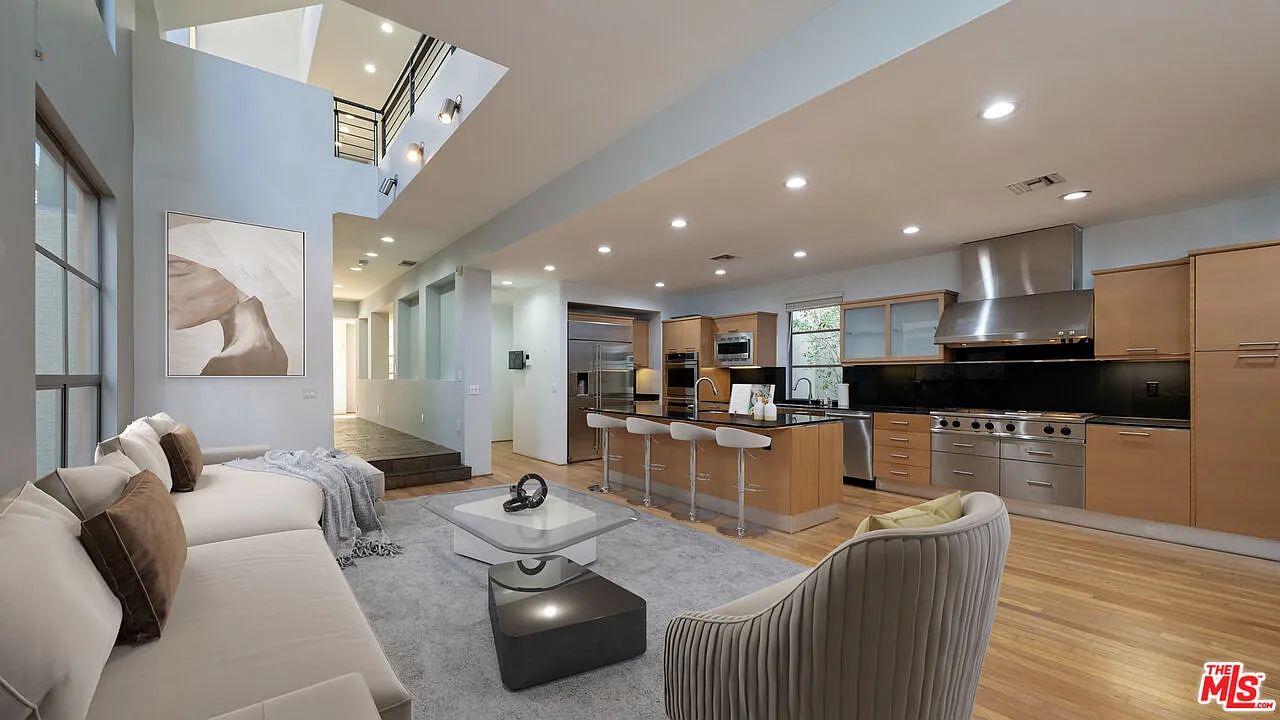 5 bed, 6.0 bath, 5770 sqft, $16,500 — Photo 3