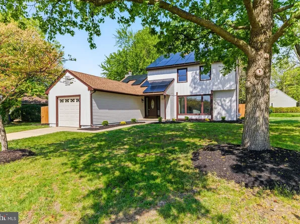 27 Gardenia Dr, Mount Laurel, NJ 08054