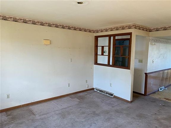 4th image of 121 Cedar Ave