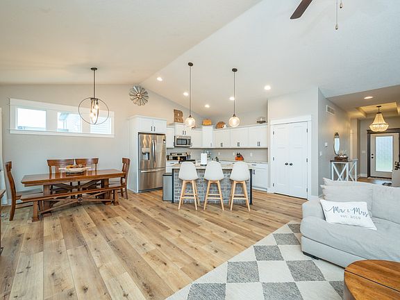 5th image of 931 Breakwater Pl