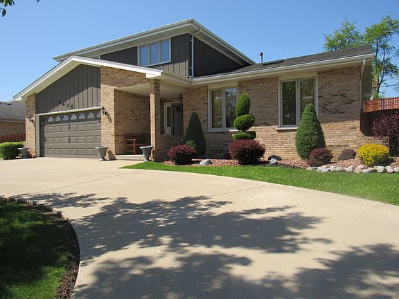 2nd image of 8626 W 98th Pl