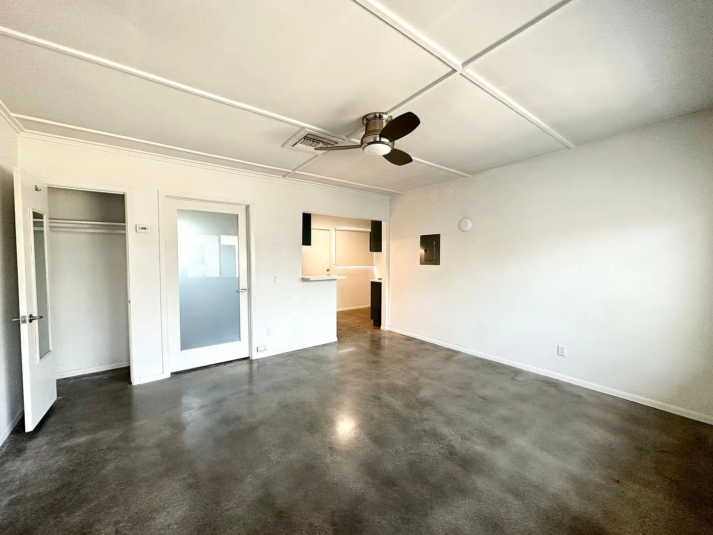 Coming Soon!! Darling Studio Apartment With Pool In Palm Springs — Photo 2