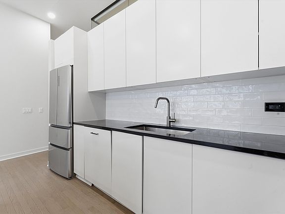 5th image of 333 W Hubbard St APT 1010