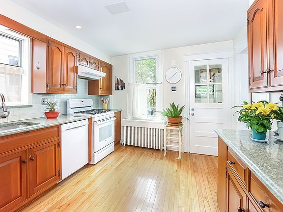 5th image of 11 Croton Ave