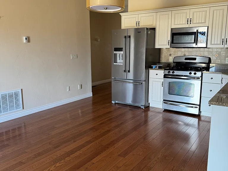 1630 Gateway Dr #4 — Photo 3