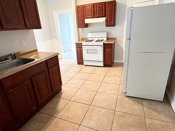 5th image of 61 Laurel Ct Floor 2