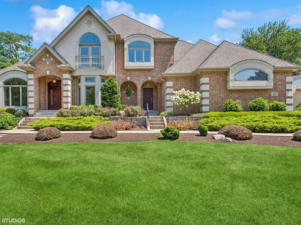 2406 Old Oak Dr, Valparaiso, IN 46385