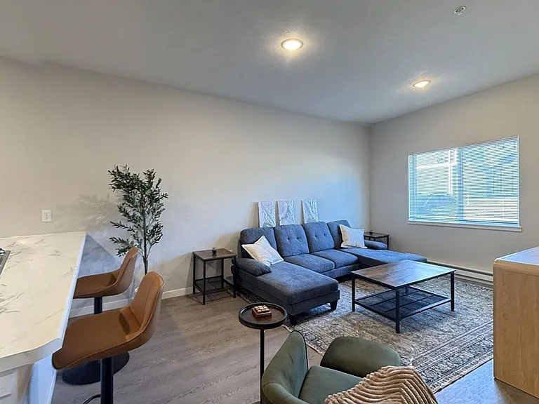 Pioneer Apartments — Photo 10