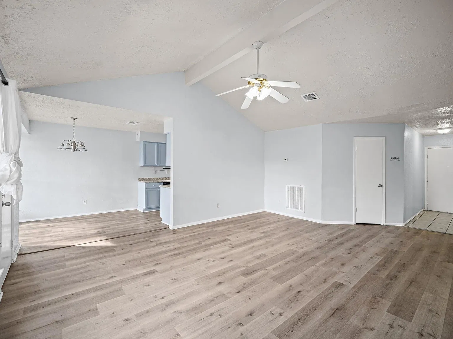 3 bed, 2.0 bath, 1214 sqft, $1,600 — Photo 2