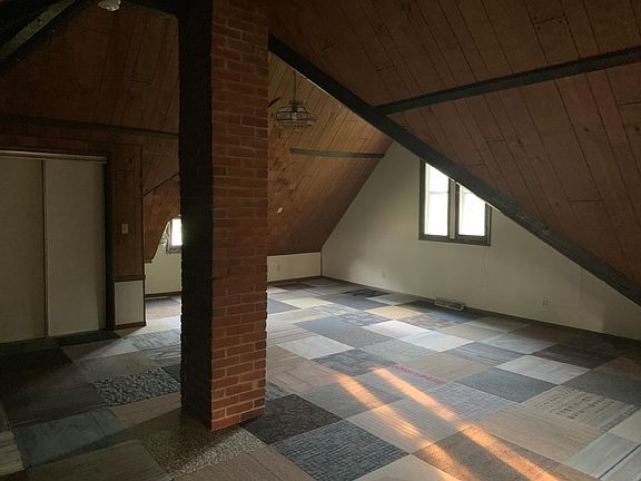 Large 2nd floor bedroom or game room