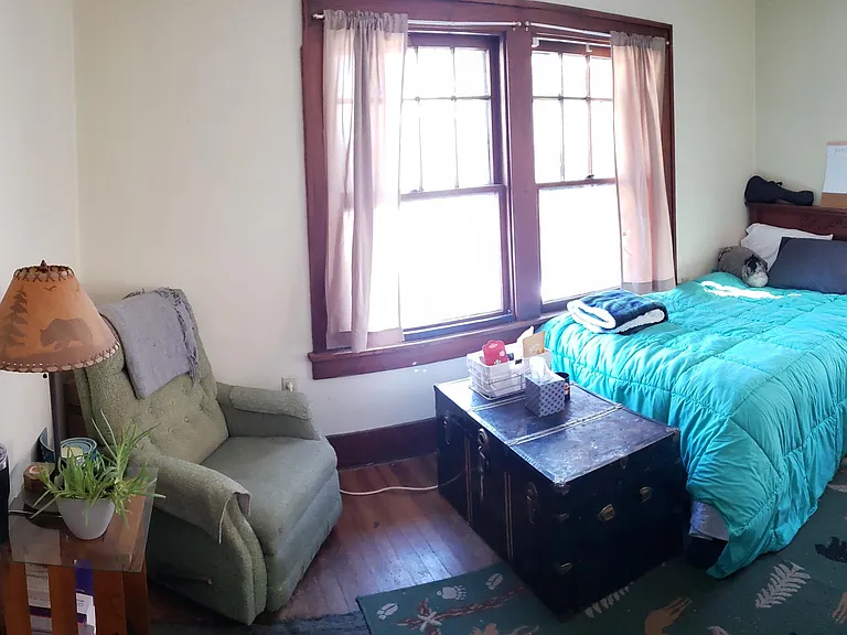 613 E College St #NE — Photo 3