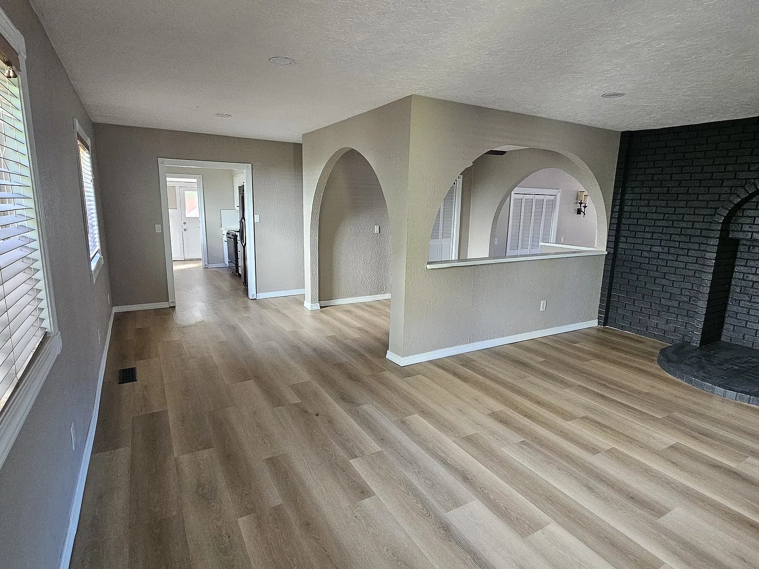 5 bed, 2540 sqft, $3,950 — Photo 3