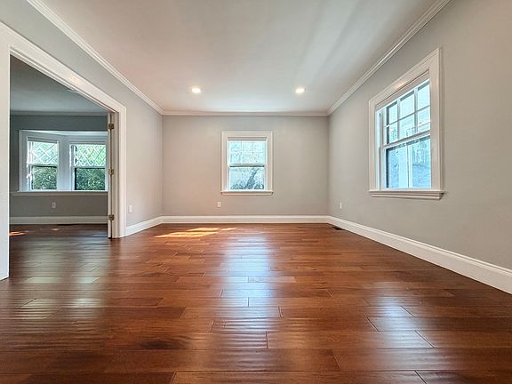 5th image of 21 Maple St