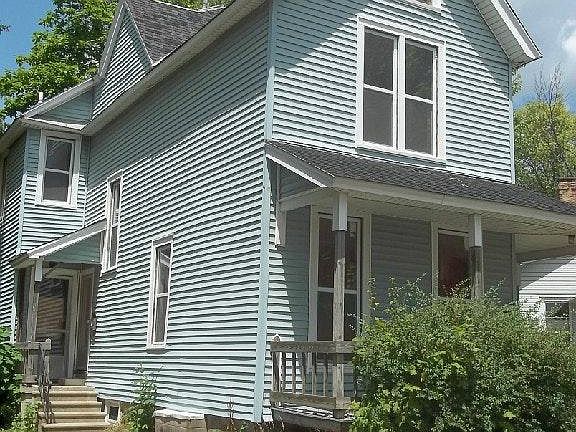4th image of 385 1/2 E Perry St