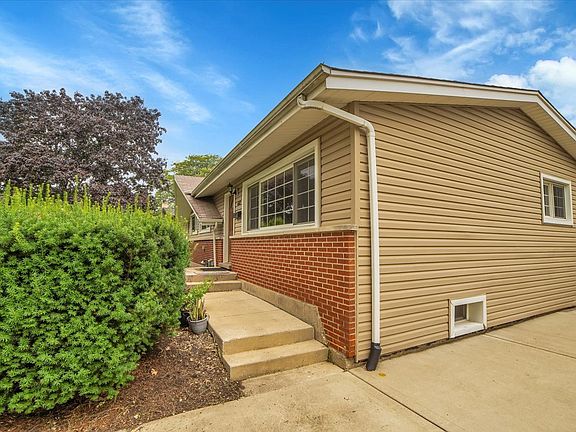 3rd image of 602 E Dogwood Ln
