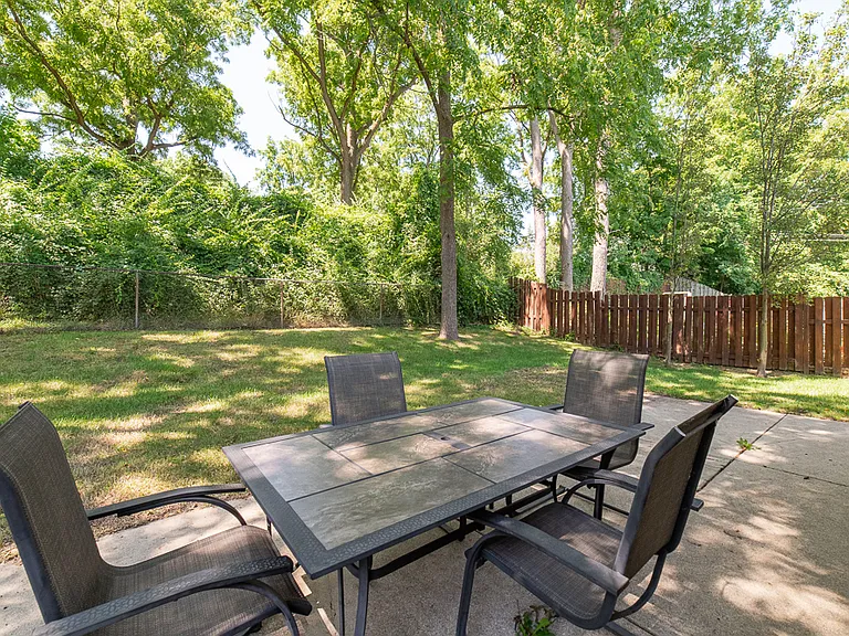 1034 Parkway Dr — Photo 30