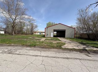 708 Main St, Henrietta, MO 64036