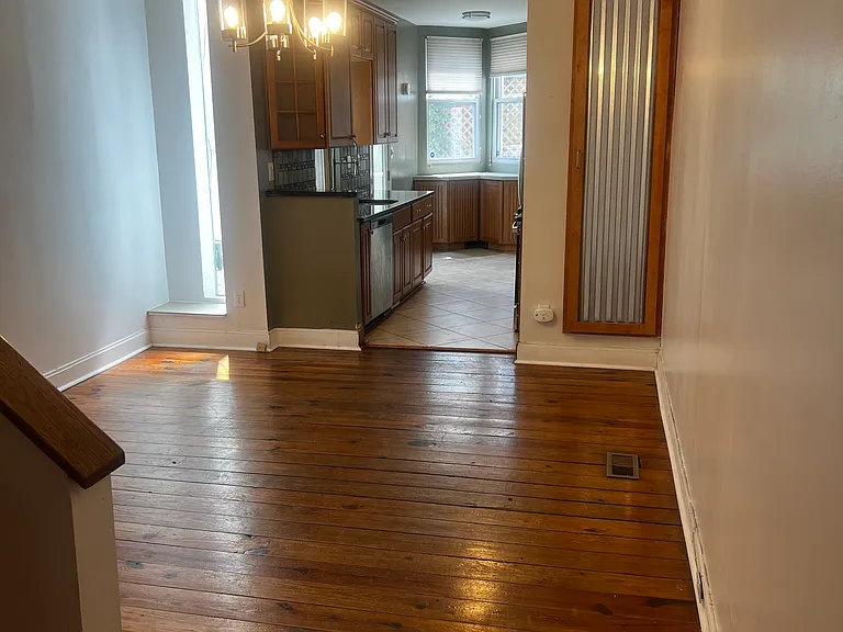 2127 E Fairmount Ave — Photo 24
