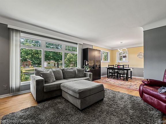 5th image of 16996 Elizabeth St