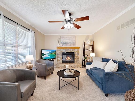 5th image of 901 Stone Brook Dr
