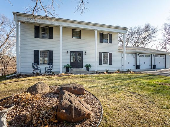 2nd image of 3307 Island Dr NE