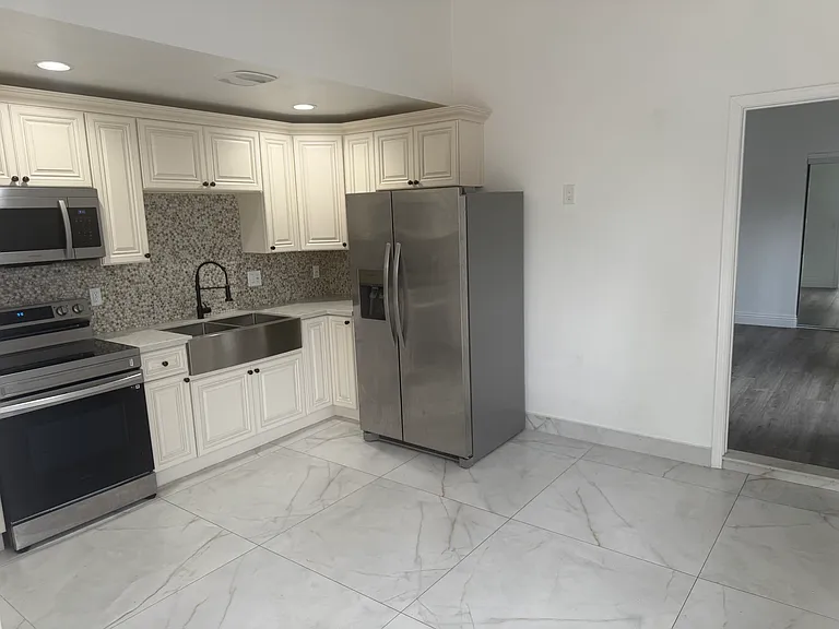 4044 N Cordoba Ave — Photo 2