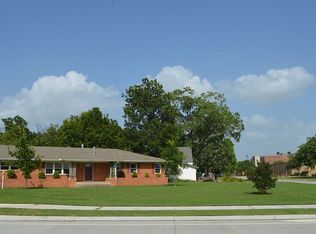 125 SW 2nd St, Moore, OK 73160