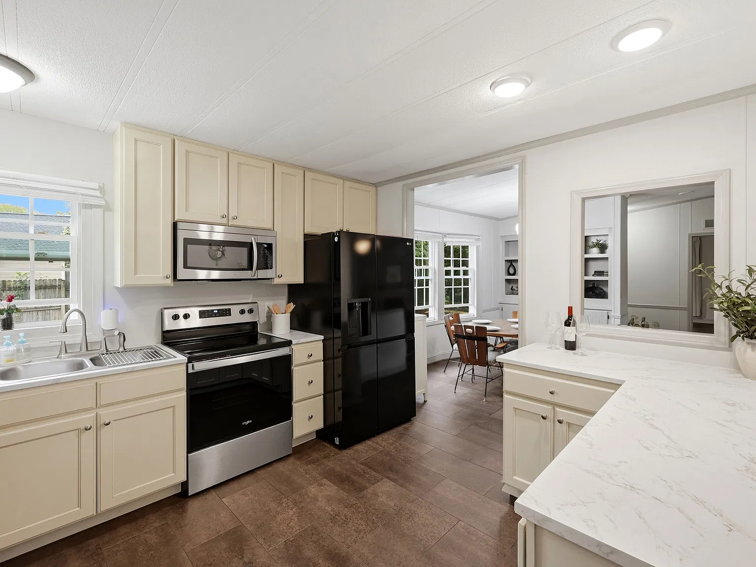 3 bed, 1346 sqft, $1,999 — Photo 3