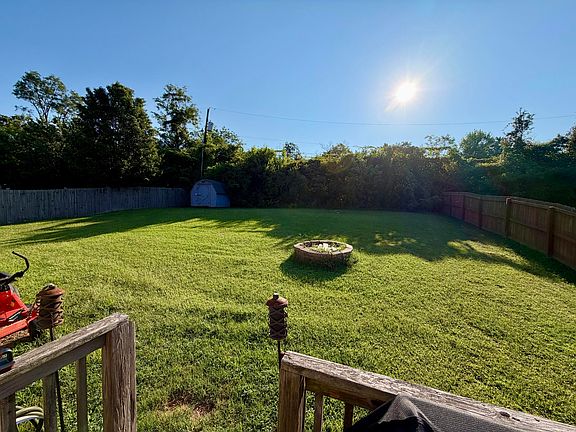 5th image of 112 Logan Ct