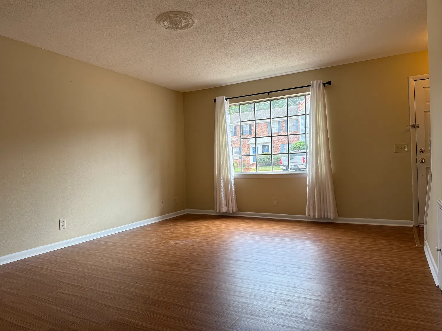 2 bed, 1.5 bath, 1100 sqft, $1,095 — Photo 2