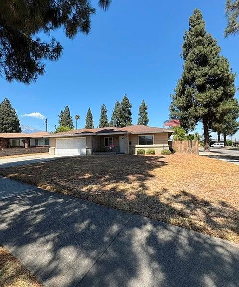 1634 N Madera Ave — Photo 1