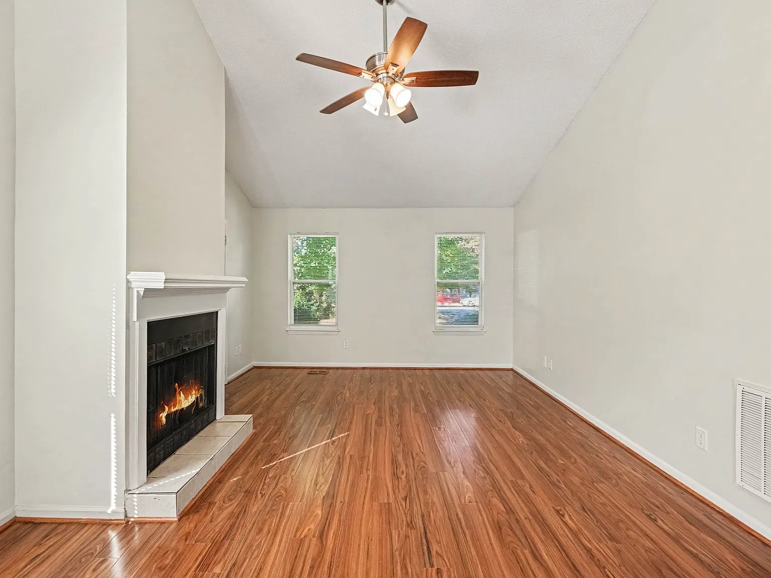 3 bed, 1300 sqft, $2,000 — Photo 2
