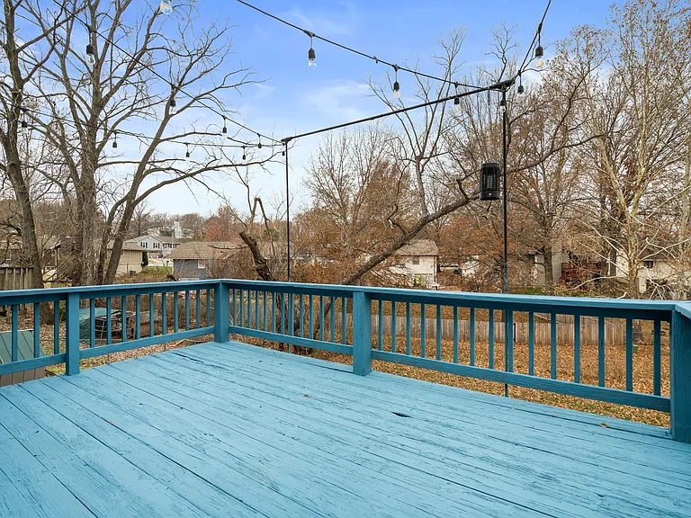 910 E Summit St — Photo 34