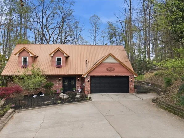 8 Poplar Dr, Vienna, WV 26105