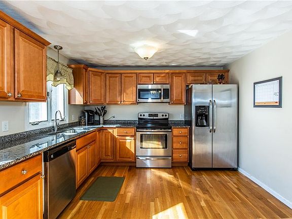 4th image of 9 Kimberly Ann Dr