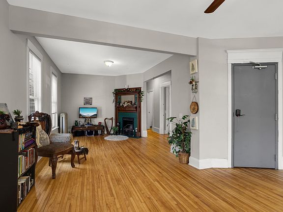 5th image of 810 6th St SE
