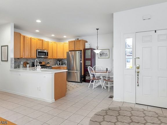 4th image of 16 Turnberry Ln