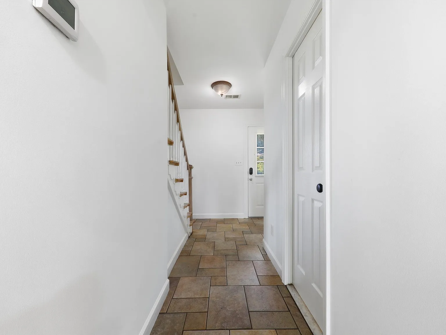 4 bed, 1968 sqft, $3,500 — Photo 2