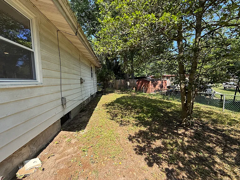 601 E Lakeshore Dr — Photo 2
