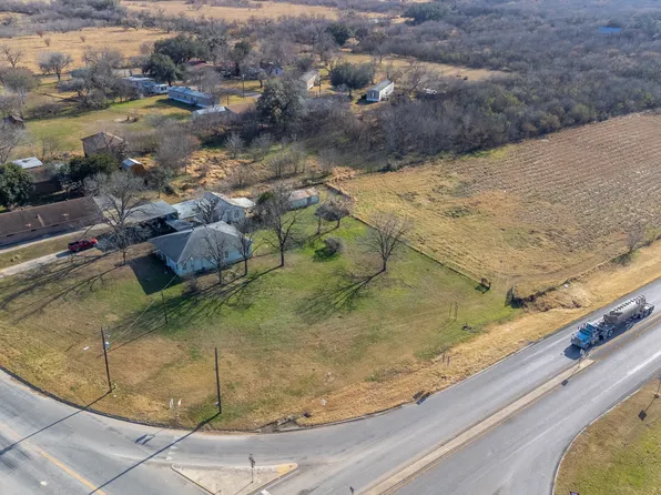 1901 3RD ST, Floresville, TX 78114