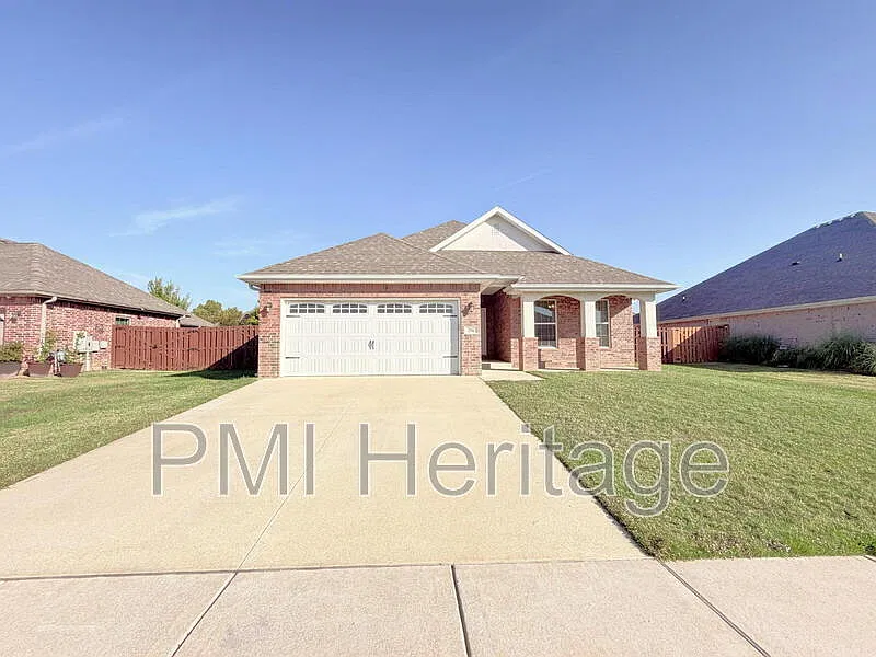 3 bed, 2.0 bath, 1950 sqft, $1,790 — Photo 1