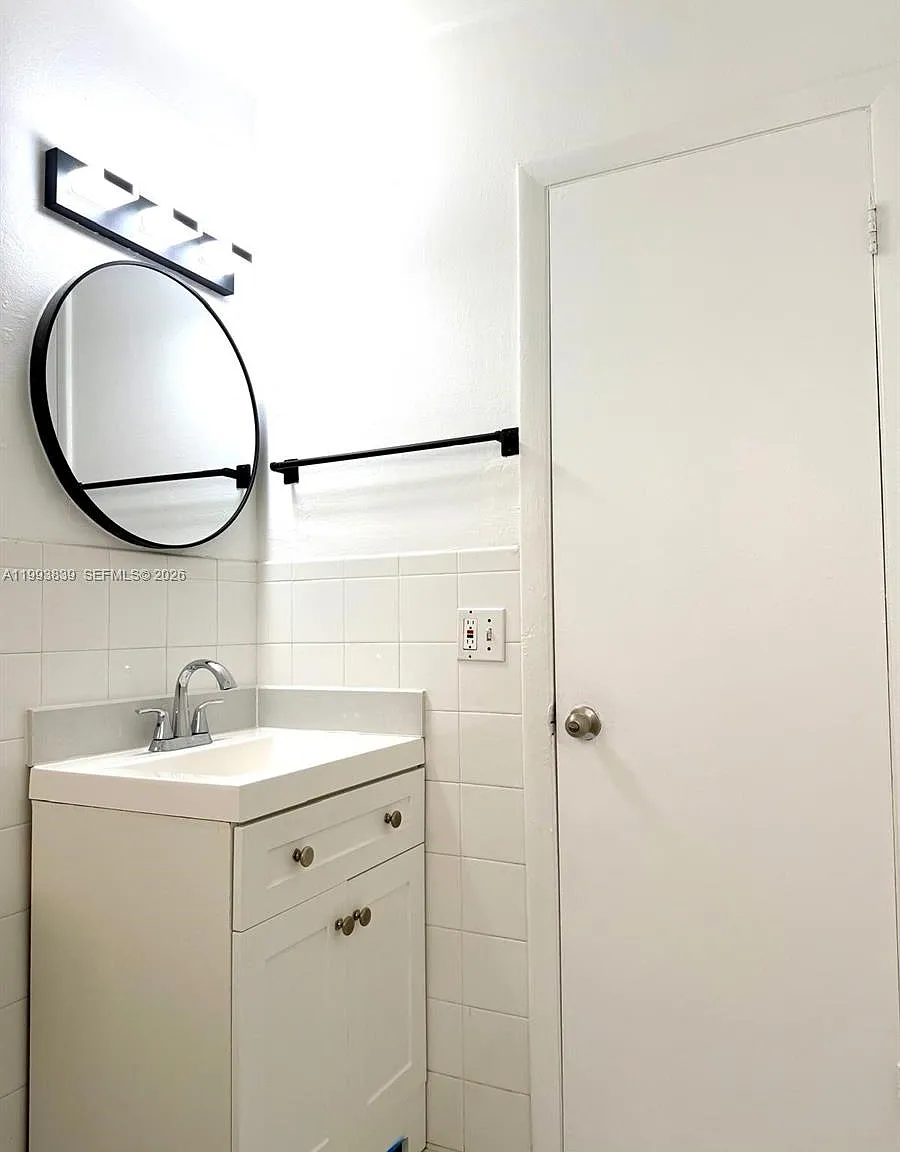 2 bed, 1.0 bath, 970 sqft, $2,300 — Photo 4